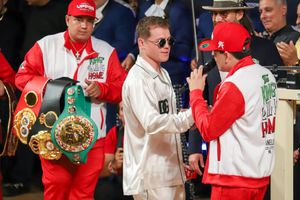 ¡Canelo Álvarez en modo fino! Presentó nueva pijama y tenis exclusivos en el pesaje
