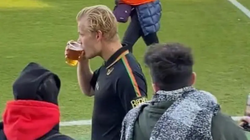 Jugador de la Serie B de Italia sale de cambio y fue a comprar una cerveza