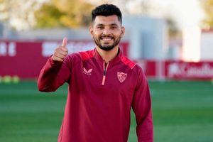 'Tecatito' Corona recibe críticas y burlas tras hablar con acento español durante entrevista