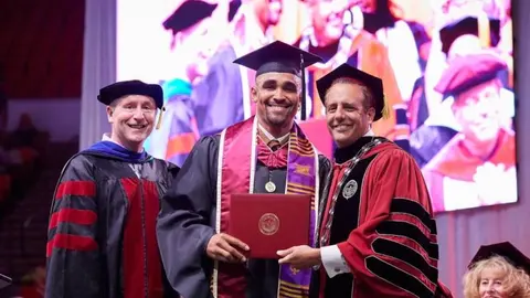 Jalen Hurts se graduó de la maestría en Recursos Humanos de la Universidad de Oklahoma