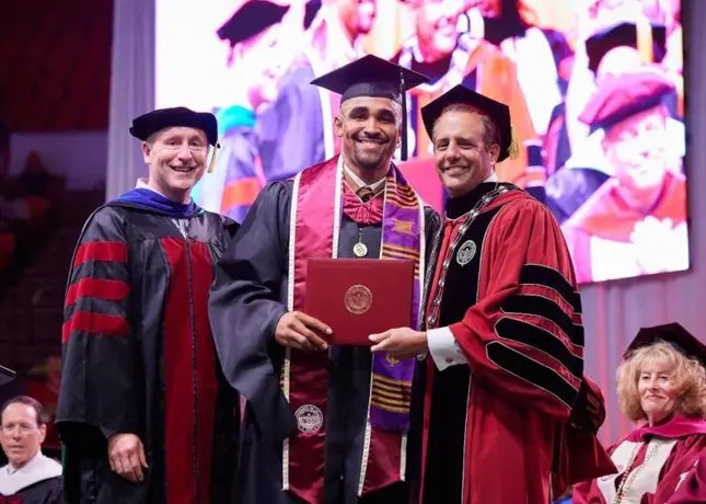 Jalen Hurts se graduó de la maestría en Recursos Humanos de la Universidad de Oklahoma