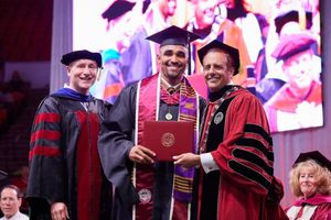 Jalen Hurts se graduó de la maestría en Recursos Humanos de la Universidad de Oklahoma