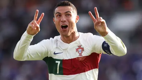 Cristiano Ronaldo celebra su partido 200 con Portugal anotando de último minuto ante Islandia