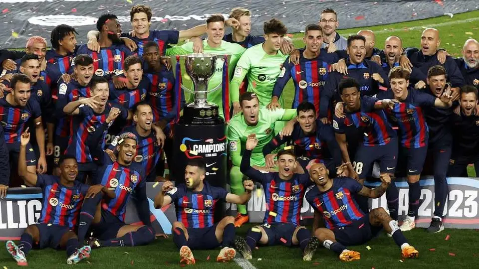 Julián Araujo festeja el título de LaLiga junto con sus compañeros del Barcelona