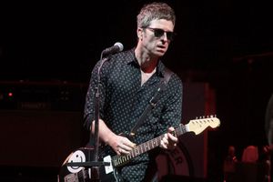 Noel Gallagher celebra la Champions del Man City cantando con aficionados en un pub