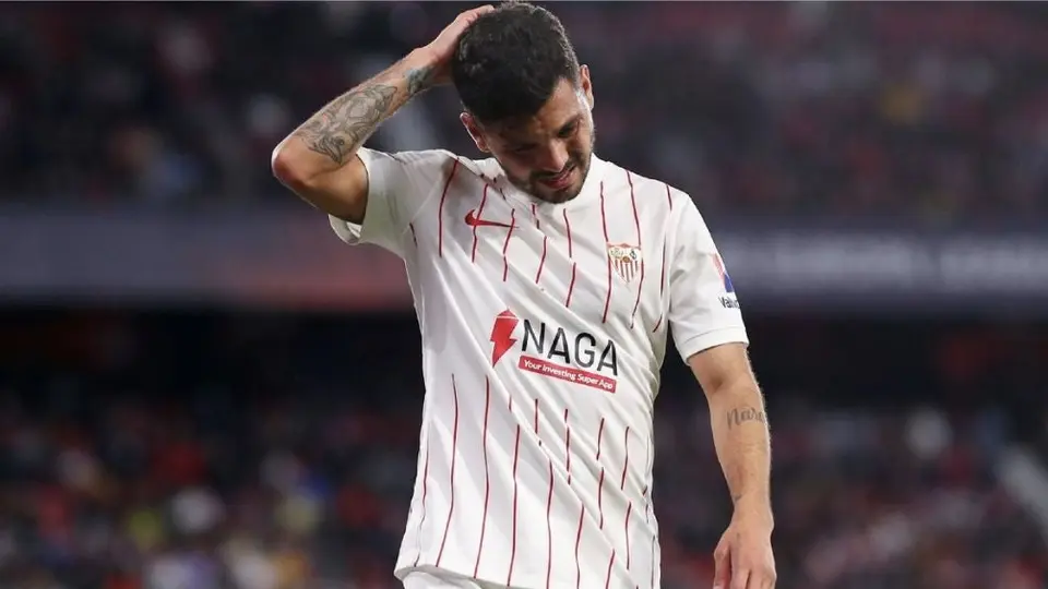 Tecatito Corona festejó la Europa League con el Sevilla a pesar de no ser Campeón