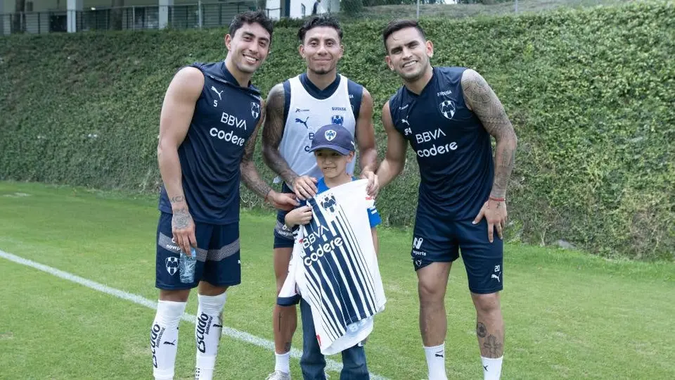 Rayados le cumple sueño a joven aficionado cuya madre le fabricó playera del equipo