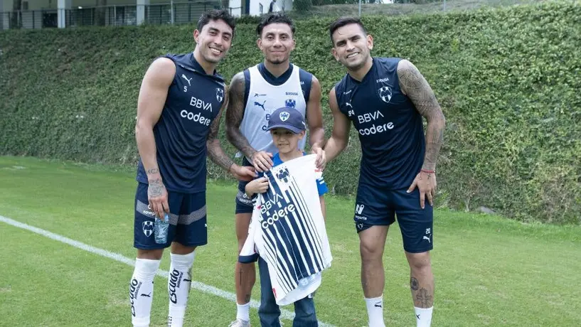 Rayados le cumple sueño a joven aficionado cuya madre le fabricó playera del equipo