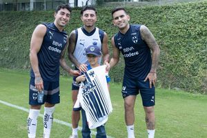 Rayados le cumple sueño a joven aficionado cuya madre le fabricó playera del equipo