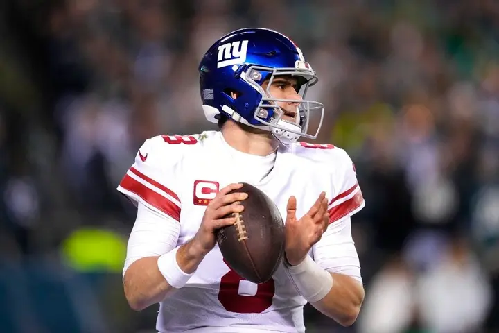 Daniel Jones en partido con los Giants | AP