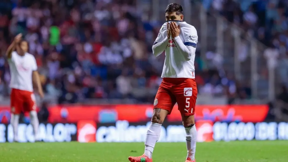 Victor Guzmán será baja para el Clásico Tapatío tras expulsión ante América