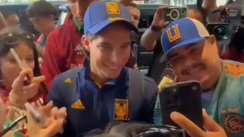 Diego Lainez reportó con el Tri y fue recibido con euforia por un grupo de aficionados
