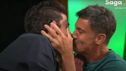 Burro Van Rankin 'le rogó' por beso en la boca a Juan Carlos Gabriel De Anda y lo complace