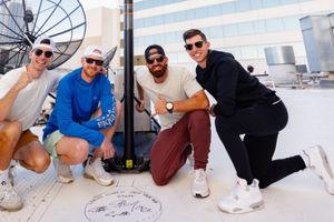 Un grupo de amigos rompió el récord de la canasta más alta del mundo