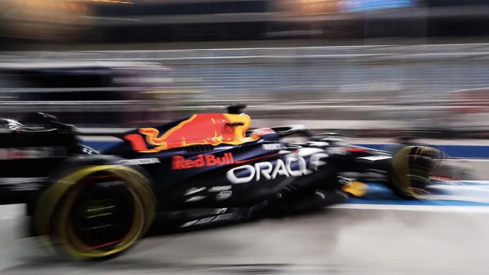 Checo Pérez ya se estrenó oficialmente con el RB19