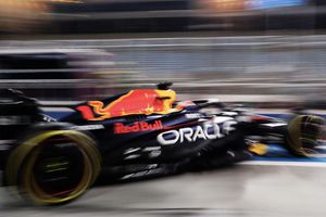 Checo Pérez ya se estrenó oficialmente con el RB19