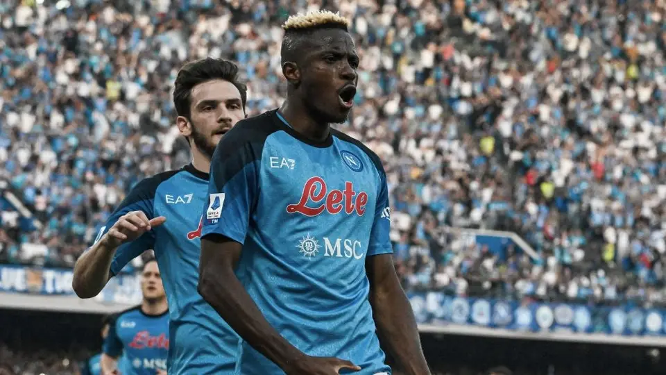 Napoli venció a la Fiorentina con gol de Osimhen; Lozano salió lesionado