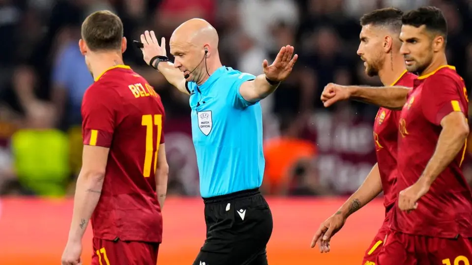 Anthony Taylor fue agredido por fanáticos de la Roma por su arbitraje en la Final de UEL