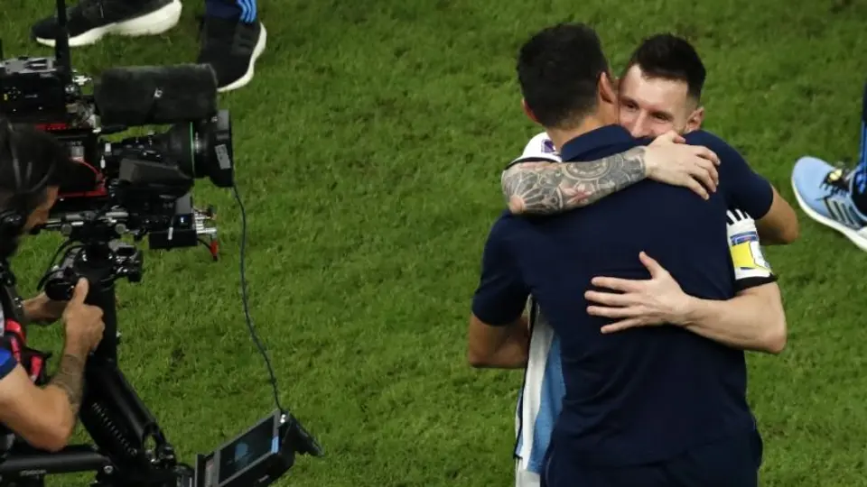 Scaloni sobre el destino de Messi: "Ojalá sea feliz dentro de una cancha"