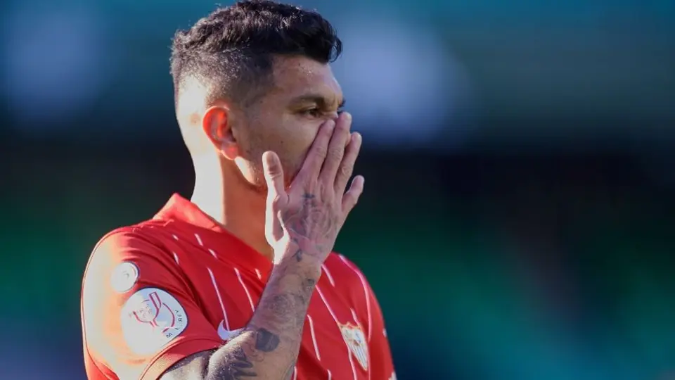 Tecatito Corona, sin minutos en la victoria del Sevilla sobre el Almería
