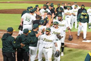 Pericos remonta a Diablos Rojos y empata la serie