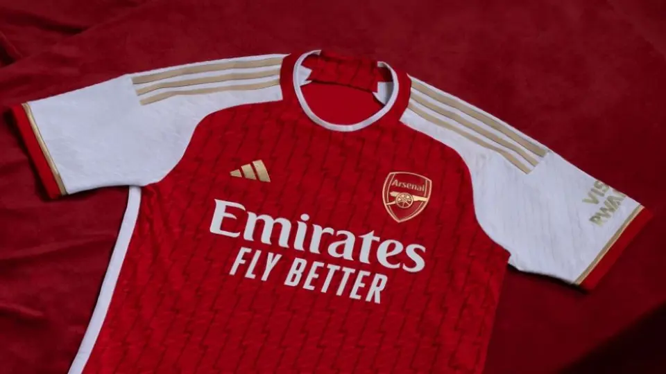 Arsenal suspendió la venta de su nuevo jersey por un error de impresión