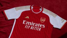 Arsenal suspendió la venta de su nuevo jersey por un error de impresión