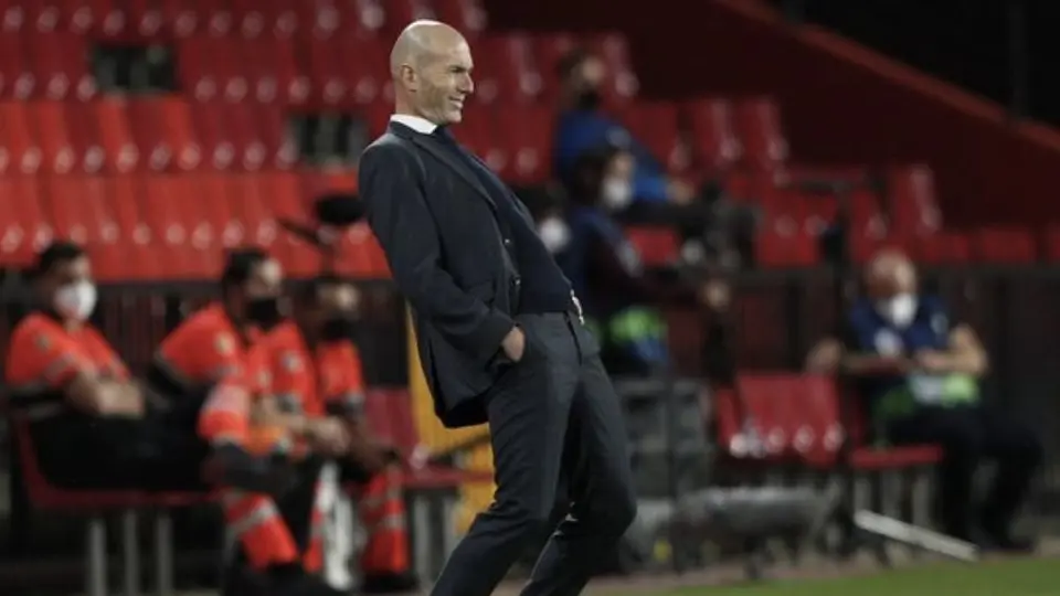 Presidente de la Federación Francesa se disculpa con Zidane tras renovar a Deschamps
