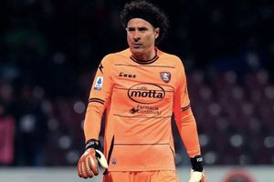 Memo Ochoa: Escultor italiano inmortalizó las manos del arquero mexicano