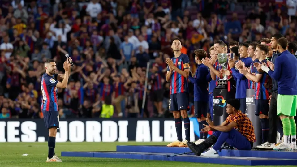 Sergio Busquets y Jordi Alba se despiden entre lágrimas del Barcelona en el Camp Nou