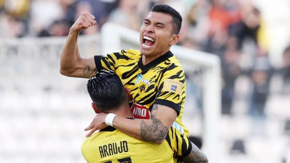 Orbelín y el AEK de Atenas quieren el título, derrotaron 3-1 al Olympiakos
