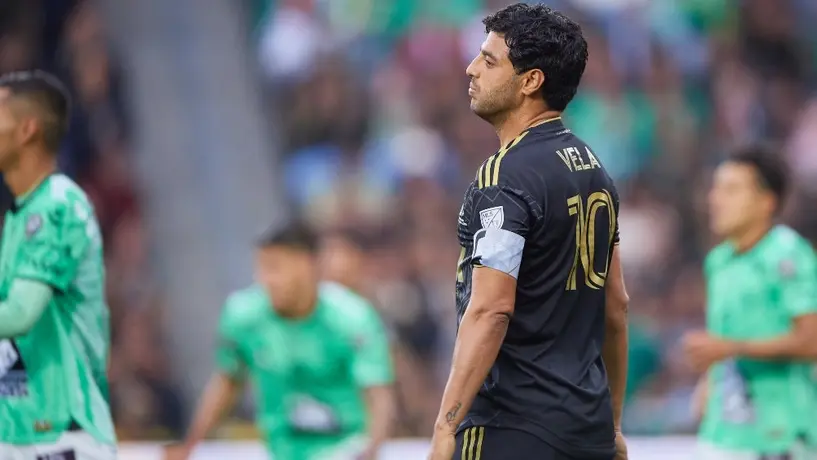 Carlos Vela fue consolado por su familia tras perder la Final de la Concachampions ante León