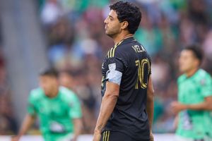 Carlos Vela fue consolado por su familia tras perder la Final de la Concachampions ante León