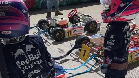 Checo Pérez: Dio clases a su hijo en los Go Karts