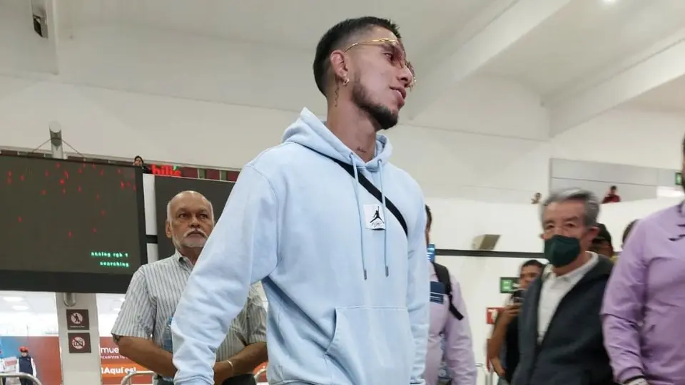 Carlos Salcedo ya está en la CDMX para reportar con Cruz Azul