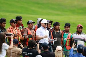 Canelo Álvarez interrumpió su juego de golf para tomarse una foto con un grupo de albañiles