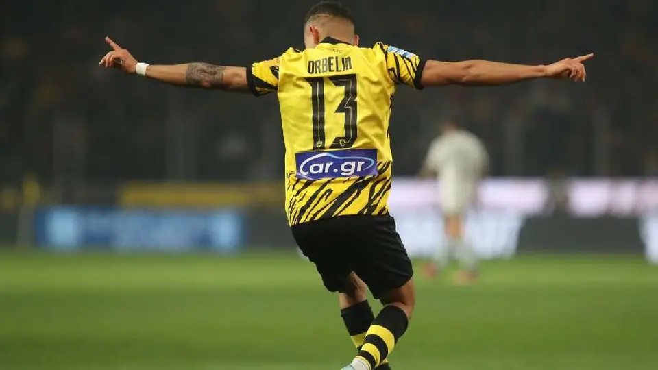 Orbelín Pineda y el AEK Atenas, cerca del título en la Superliga Griega
