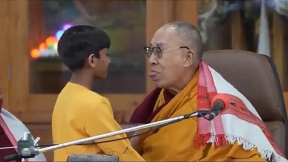 Dalái Lama ofrece disculpas tras furia de internautas por video donde besa a un niño