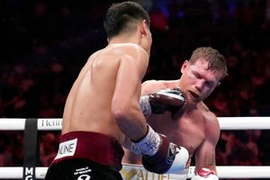 Representante de Bivol sobre Canelo: 'Está evitando una segunda pelea'
