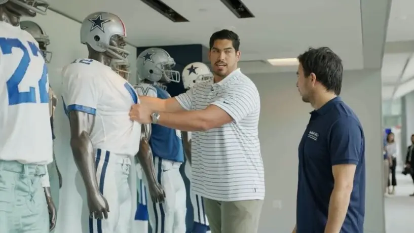 'Checo' Pérez visita a los Dallas Cowboys en sus instalaciones