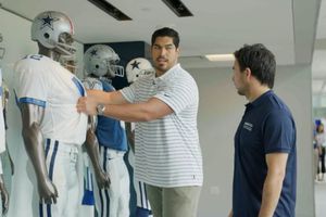 'Checo' Pérez visita a los Dallas Cowboys en sus instalaciones