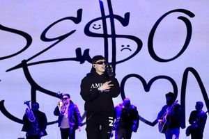 Peso Pluma se convierte en el número uno de Spotify y supera a Miley Cyrus