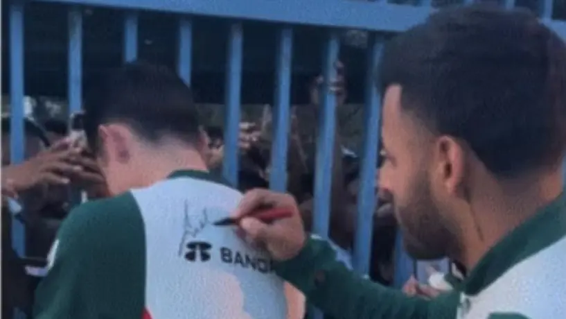 Alexis Vega le 'regaló' un autógrafo a 'su chavo' Israel Reyes durante convivencia del Tri
