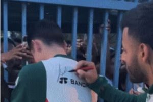 Alexis Vega le 'regaló' un autógrafo a 'su chavo' Israel Reyes durante convivencia del Tri