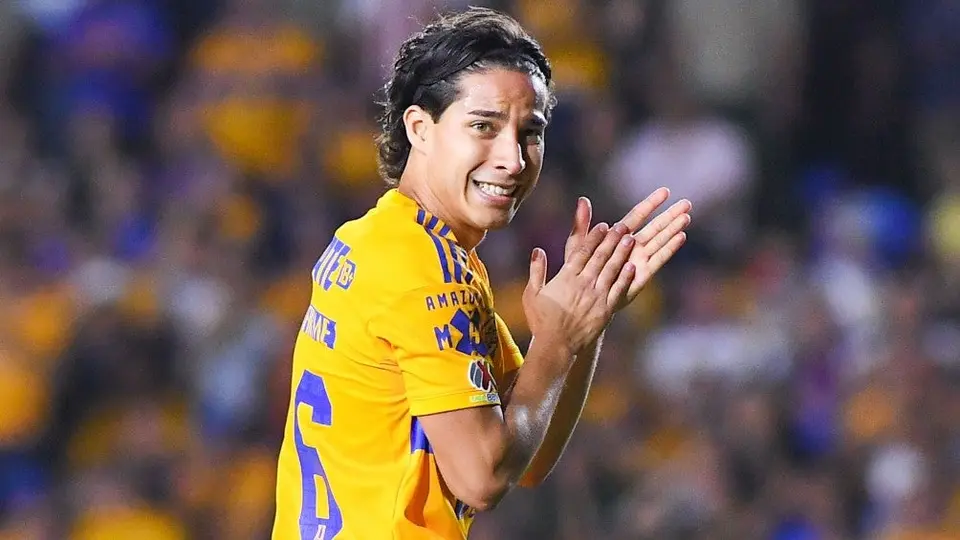 Tigres vs Chivas: Tiba Sepúlveda 'humilla' y manda al suelo a Diego Lainez en un mano a mano