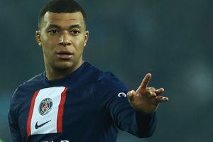 Segio Ramos y Kylian Mbappé presumieron jersey del PSG de Anuel AA