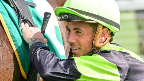 Jinete australiano falleció al caer de su caballo durante una carrera