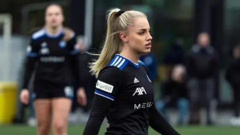 ¡Locura! La futbolista más bella del mundo posa en traje de baño