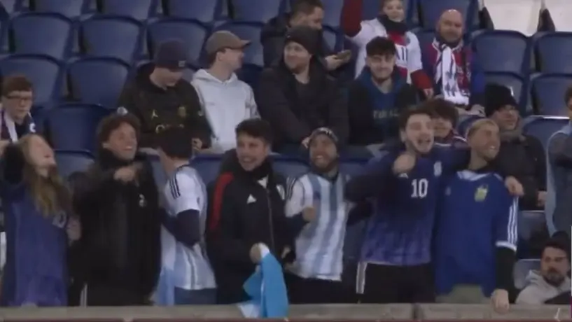 Aficionados argentinos se burlan de los franceses en partido del PSG