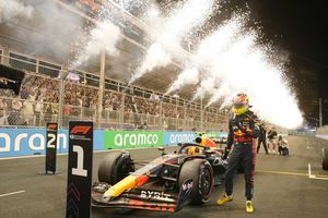 Checo Pérez: Prensa inglesa cree que el mexicano no debe ayudar a Verstappen